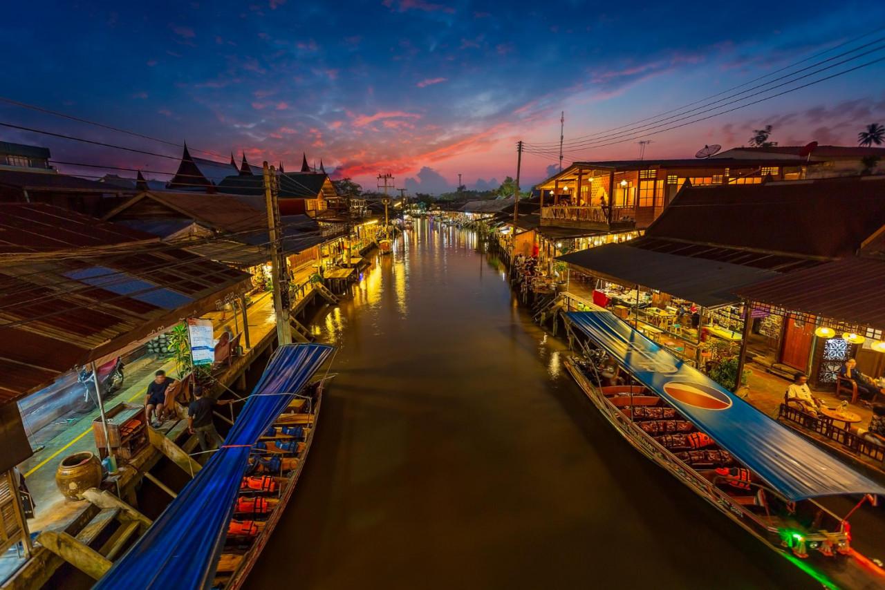 view amphawa floating market towns tourists walk shopping eat take pictures around