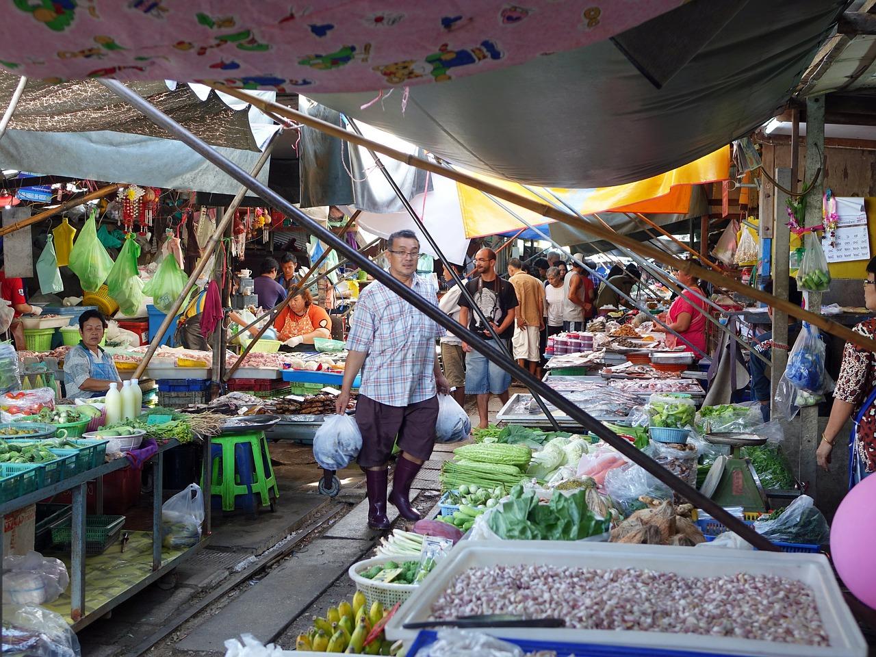 maeklong railway market thailand 1