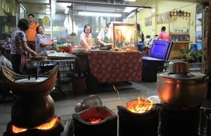 Einfach und ursprünglich geht es in Bangkoks Garküchen zu, wie hier bei Toom Jim Joom.
