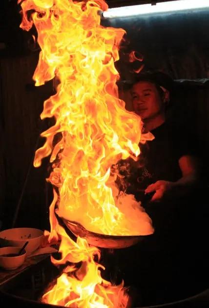 Vorsicht, Flamme! Bei Ann Guay Tiew Kua Gai in Bangkoks China Town wird heiß gekocht. 
